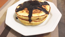 Panqueca americana com calda de chocolate