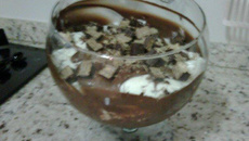 Pavê de sorvete de flocos com ganache e Bis