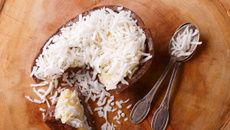 Ovo de Páscoa de bolo de coco gelado igual de vó na casquinha de chocolate