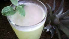 Suco de casca de abacaxi com hortelã