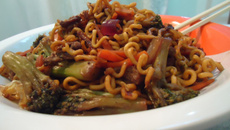 Yakisoba de carne com marcarrão lámen