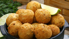 Bolinho de bacalhau simples sem erro que não abre ao fritar