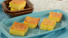 Bolo de mandioca simples e fofinho