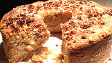 Bolo de banana com granola, damasco e tâmaras