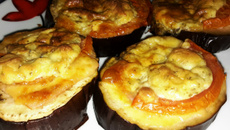 Berinjela gratinada com molho cremoso de gorgonzola