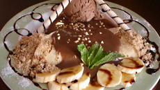 Banana com calda de chocolate e sorvete