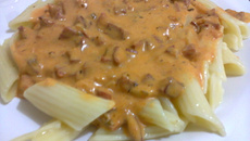 Macarrão ao molho rosé com calabresa