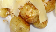 Batata assada com lascas de parmesão fácil