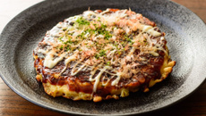 Okonomiyaki panqueca salgada japonesa recheada e finalizada com molho agridoce