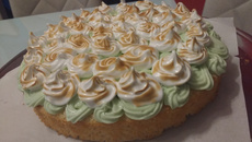 Bolo mousse de limão com merengue