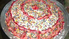 Bolo de chocolate com recheio e cobertura