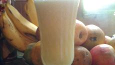 Suco de laranja com abacaxi e melão