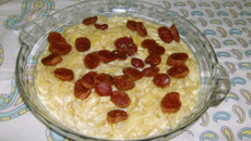 Macarrão com queijo e linguiça