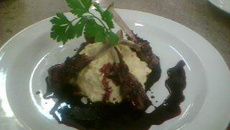 Carré de cordeiro com purê de banana da terra