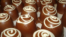 Trufa de chocolate com recheio de doce de coco