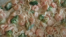 Macarrão com molho cremoso de camarão e brócolis