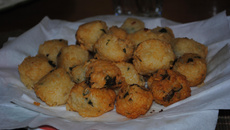 Bolinhos de arroz e queijo parmesão