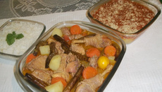 Galinha caipira com quiabo e legumes