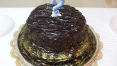 Bolo fácil de chocolate recheado com ameixas e pó de ouro