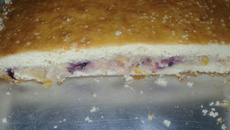 Bolo simples com recheio de frutas frescas