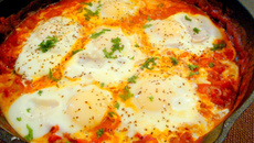 Ovos cozidos no molho