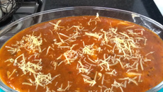 Polenta com molho bolonhesa e azeitonas