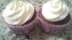 Cupcake de Chocolate com Cobertura de Leite Ninho