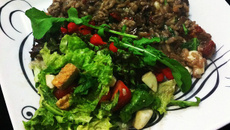 Risoto de filé mignon com tomate seco, rúcula e muzarela de búfala