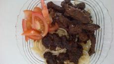 Fatias de carne ao molho de laranja