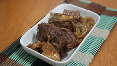 Costela de boi na panela de pressão cozida na cebola