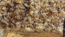 Cuca de fermento de pão com farofa