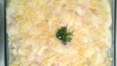 Macarrão de forno ao molho branco de queijo e presunto