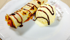 Panqueca de banana ao vinho branco e doce de leite