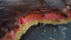 Sobremesa de morango e chocolate muito fácil e prática