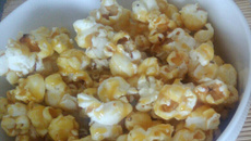 Pipoca caramelada assada