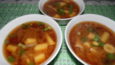 Missoshiro com macarrão instantâneo, kani kama e mini milho