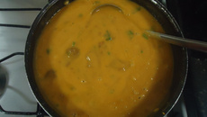 Caldo cremoso de mandioquinha salsa com carne de panela