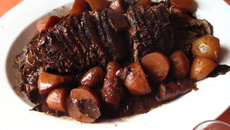 Carne assada ao molho de cerveja preta