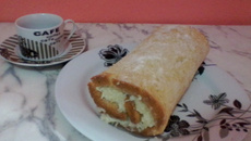 Rocambole de coco e brigadeiro branco