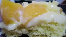 Bolo torta de pêssego em calda