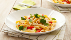 Penne Singulérico com Brócolis, Tomatinhos, Queijo Minas e Manjericão