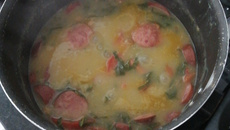 Caldo de batata-doce com linguiça calabrasa
