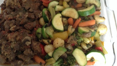 Músculo e vegetais com cerveja na panela de pressão