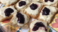 Canapé de gorgonzola com frutas vermelhas