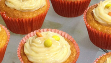 Cupcake de milho com goiabada e doce de leite