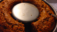 Bolo integral de banana e ameixa