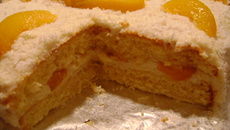 Bolo de laranja com recheio de pêssego e creme de coco
