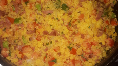 Farofa de cuscuz com linguiça