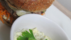 Hambúrguer caseiro com pão integral