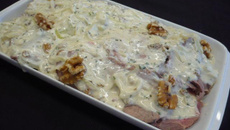 Carne assada com molho de nozes e manjericão